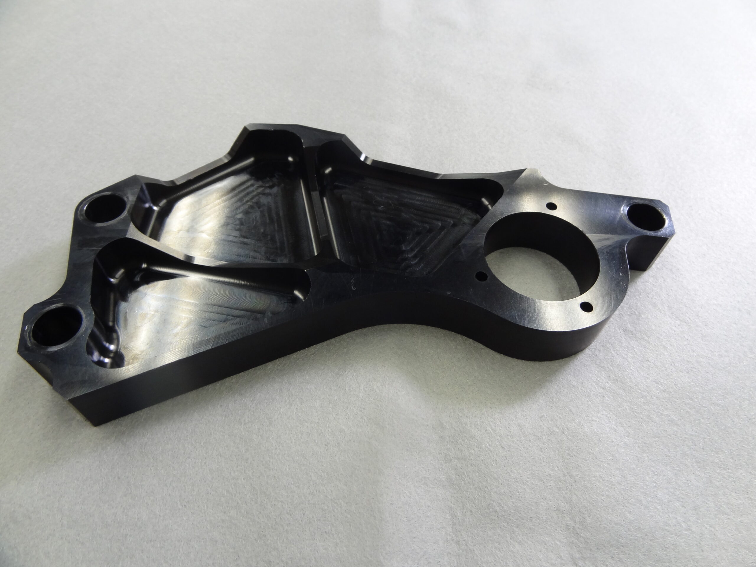 アルミ繊維機械部品への黒アルマイト | アルミ表面処理・めっき.com